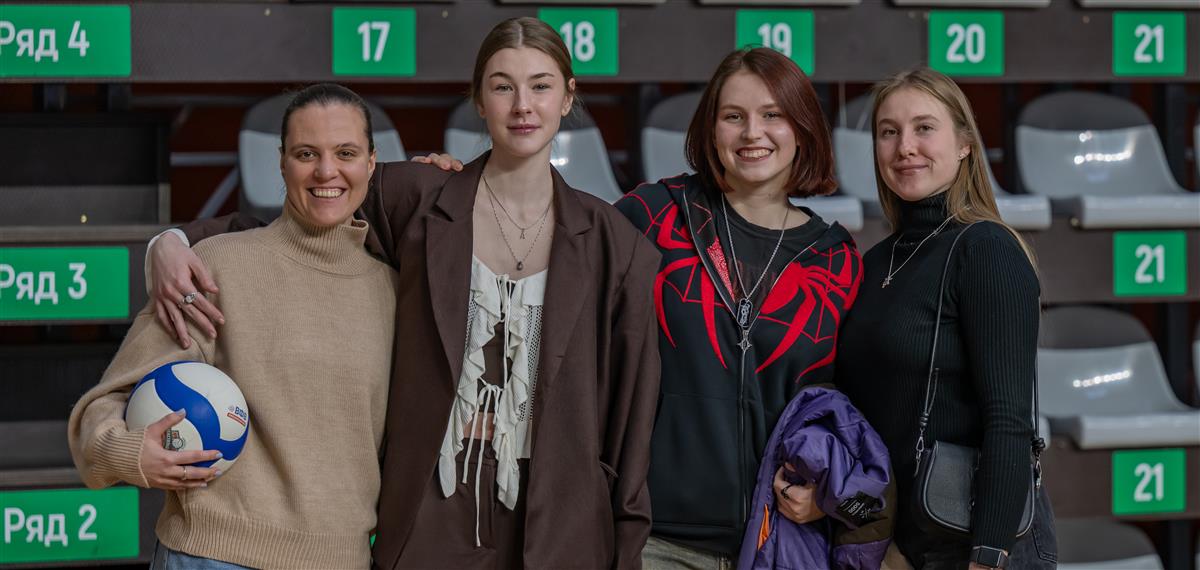 "Тигрицы" поддержали волейболистов на старте сезона