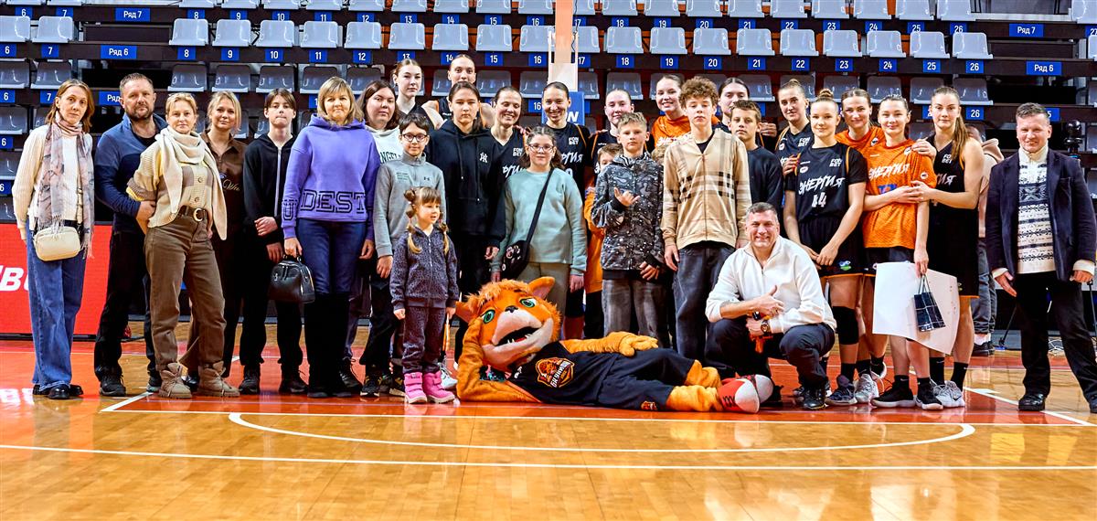 Друг Вольта пришел в гости с юными баскетболистами